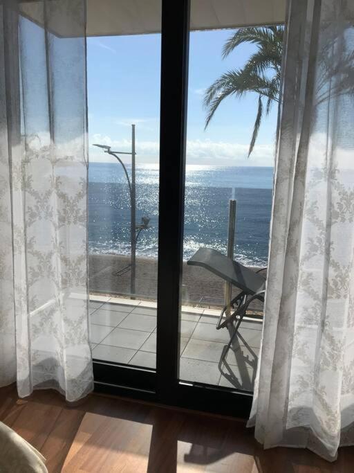 Lujoso Enfrente Del Mar Apartamento